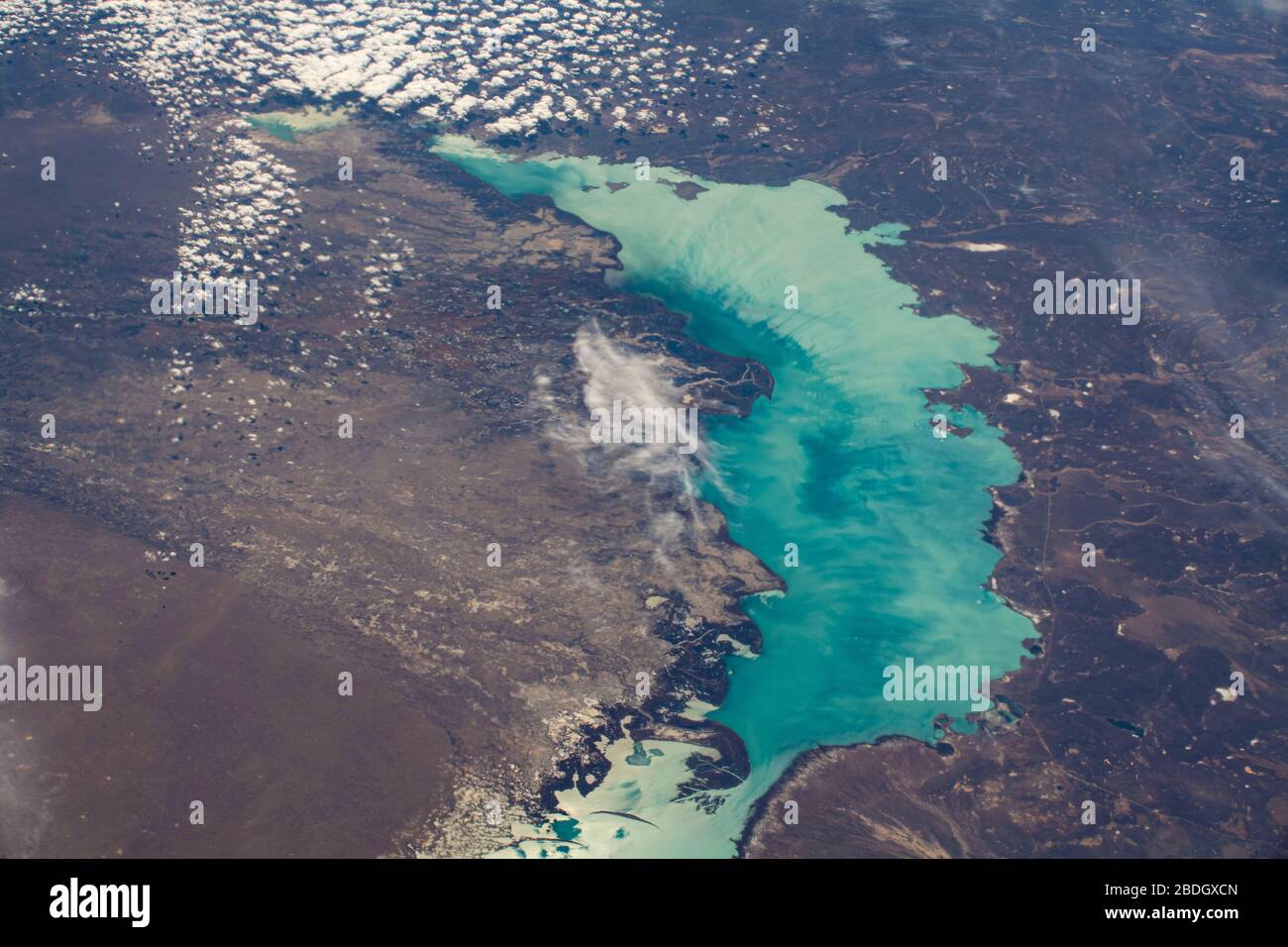 KASACHSTAN - 06. April 2020 - der Balkhasee in Kasachstan ist von der Internationalen Raumstation aus abgebildet, während er über der westasiatischen Nation kreist Stockfoto