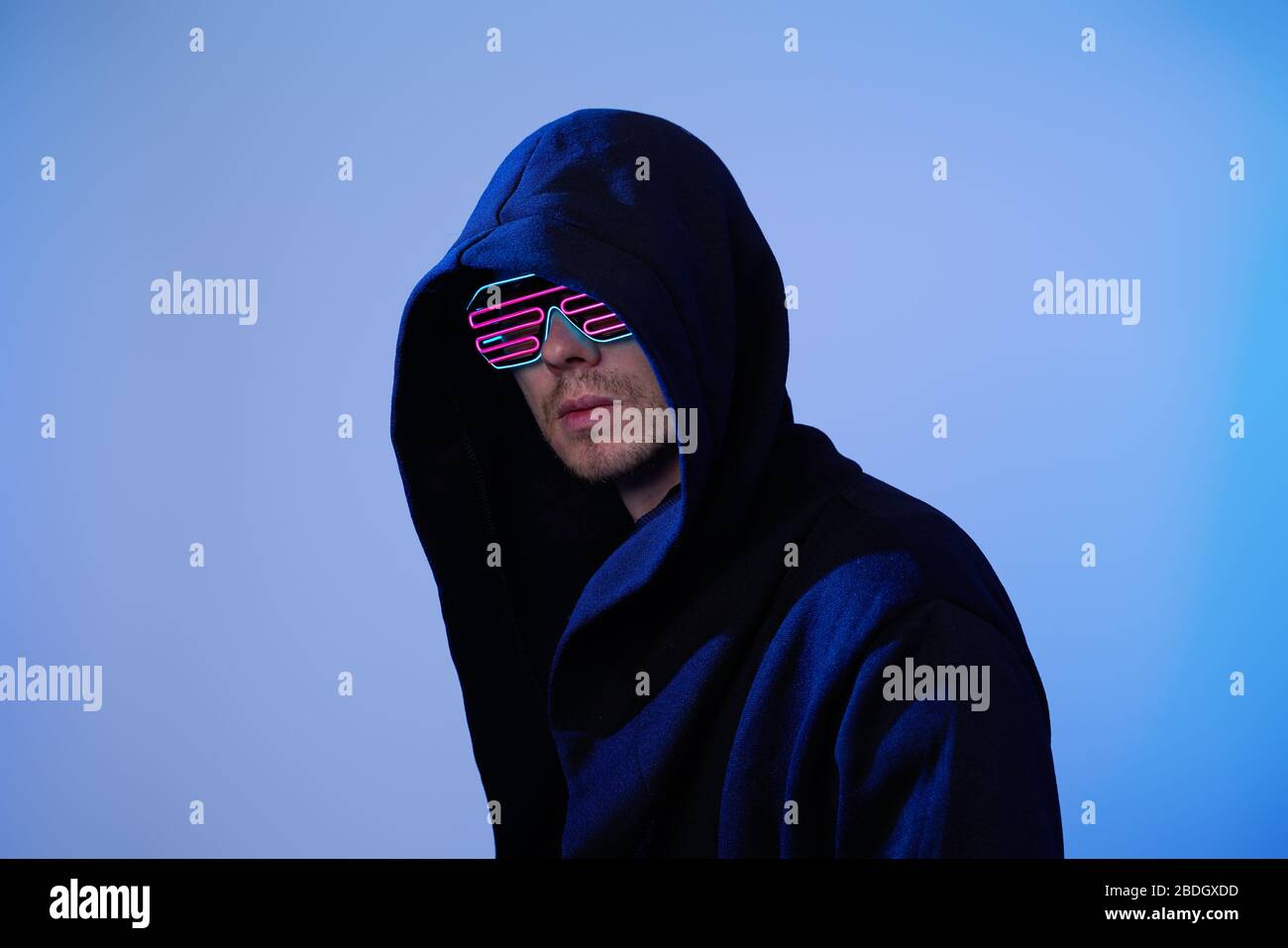 Mann in der Haube und Cyber-Brille. Spielfigur. Konzept der virtuellen Realität, Cyber-Spiele und Science Fiction. Stockfoto