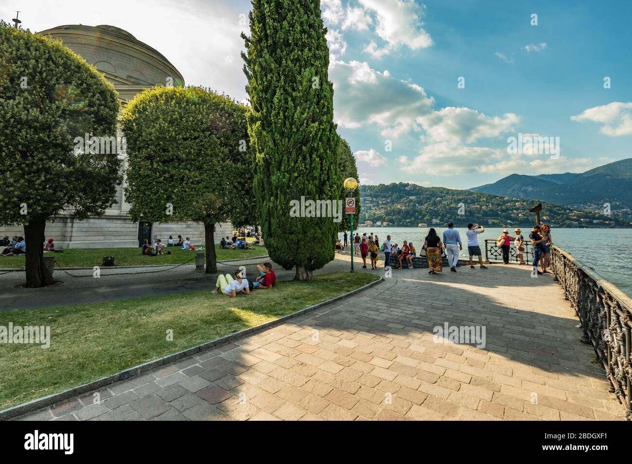 Como, ITALIEN - 4. August 2019: Lokale Menschen und Touristen auf der Promenade entlang des Sees im Zentrum der schönen italienischen Comer Stadt. Warme, sonnige Summe Stockfoto