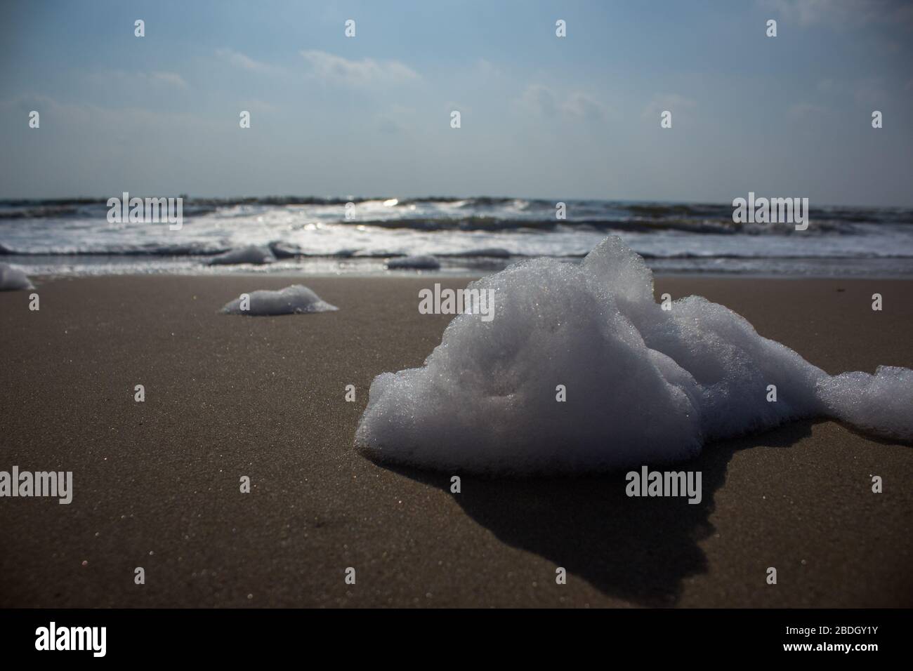 Indien: Giftige Blasen verursachen am indischen Strand Verschmutzungsgefahr. Schaumige und giftige Blasen bedecken einen der berühmtesten Strände Indiens Stockfotografie