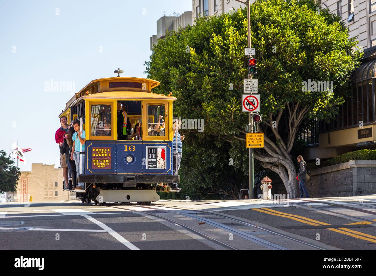 San Francisco, Kalifornien, USA- 07. Juni 2015: Klassischer Blick auf historische San Francisco Cable Cars in der berühmten Powell Street. Stockfoto