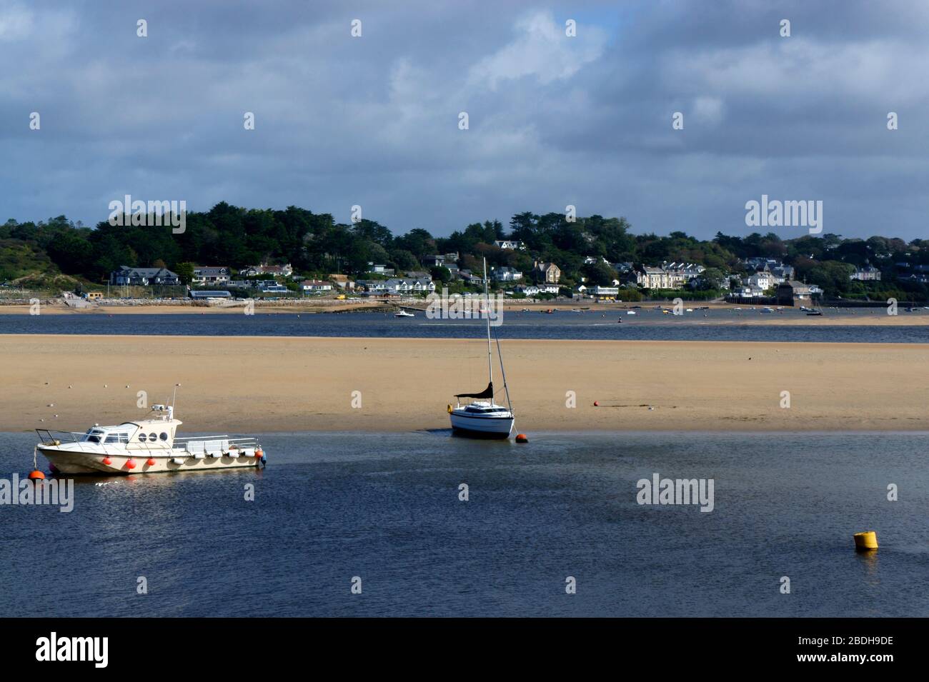 Blick über den Fluss Camel auf Rock von Padstow, North Cornwall. Stockfoto