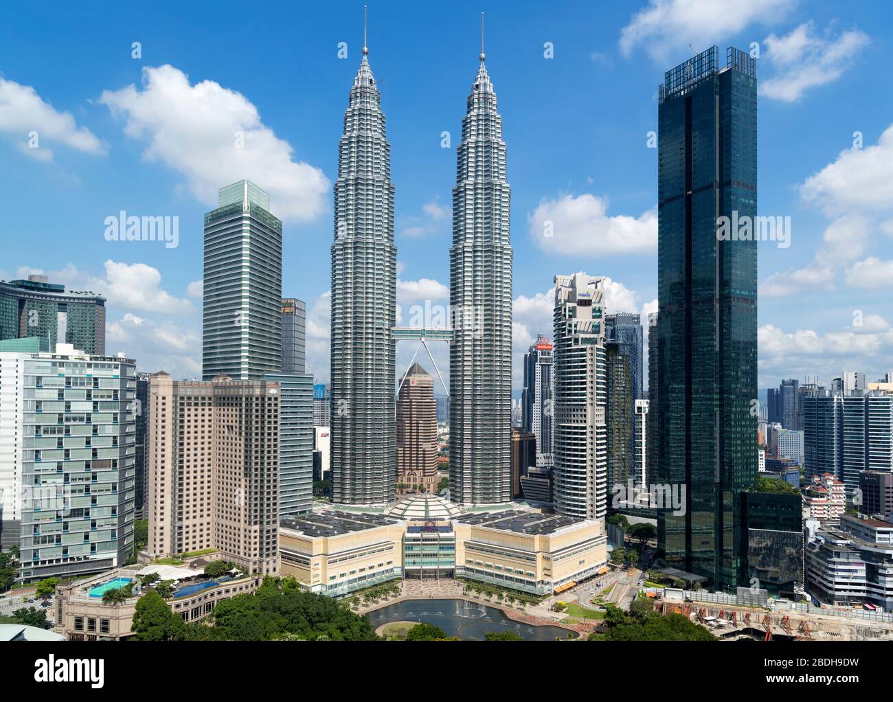 Petronas Twin Towers und Skyline in der Innenstadt mit KLCC Park im Vordergrund, Kuala Lumpur, Malaysia Stockfoto