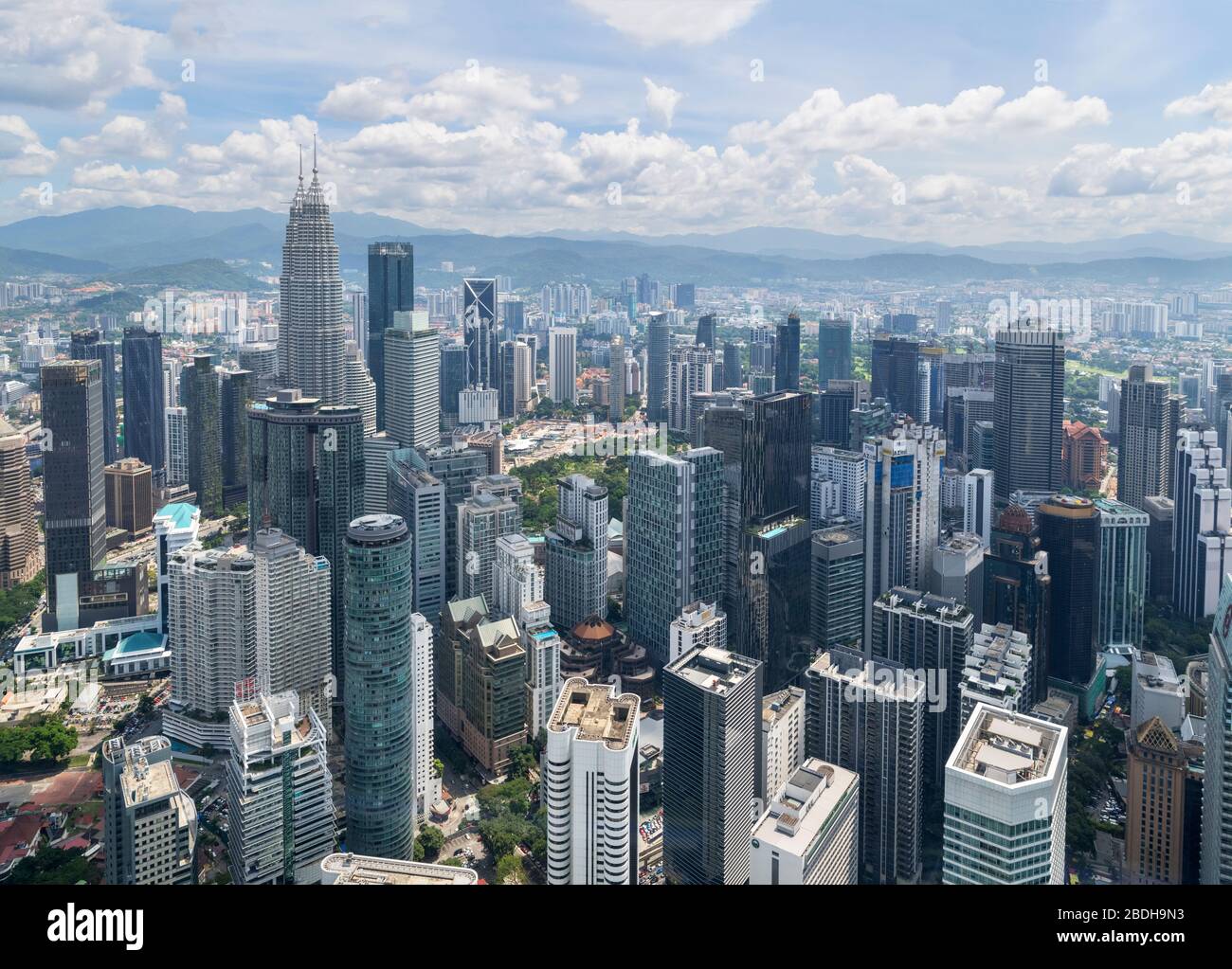 Blick über die Skyline der Innenstadt vom KL Tower (Menara Kuala Lumpur), Blick auf Petronas Twin Towers und KLCC Park, Kuala Lumpur, Malaysia Stockfoto