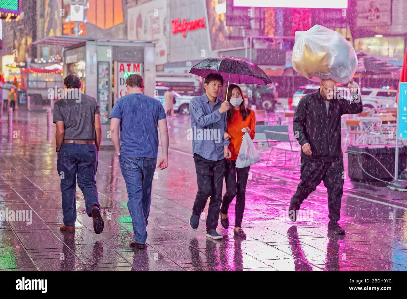 Regen auf dem Times Square in New York Stockfoto