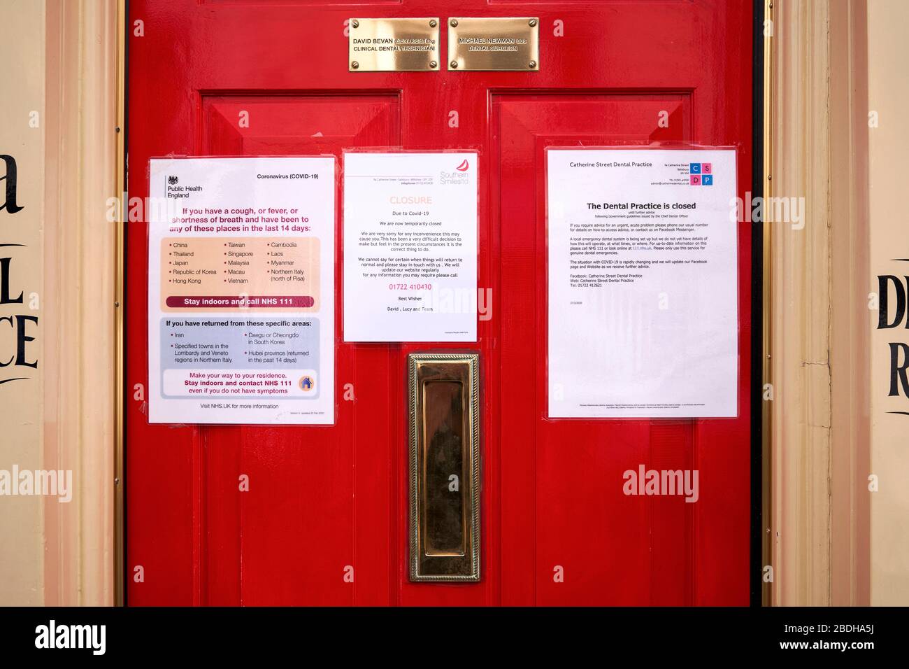 Covid 19 Coronavirus Informationsposter an der Tür einer Zahnarztpraxis während der britischen Sperrung Stockfoto Covid 19 Coronavirus Informationsposter an der Tür einer Zahnarztpraxis während der britischen Sperrung Stockfoto