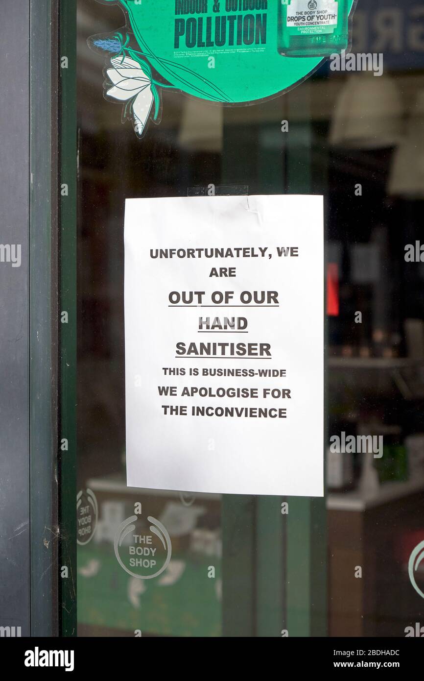 Hinweis im Fenster "Body Shop", das darauf hinweist, dass die Handdesinfektionsmittel nicht vorrätig sind Stockfoto