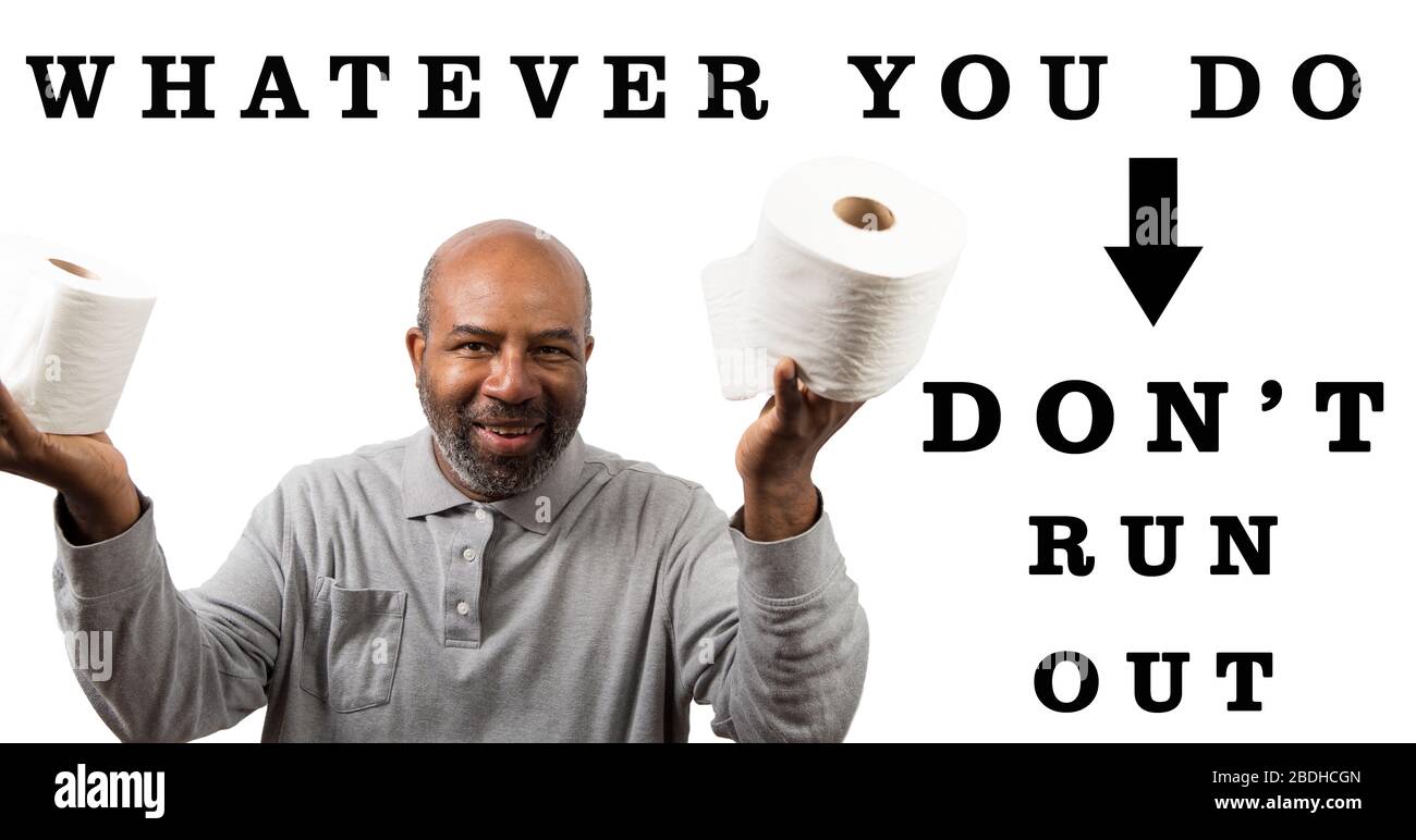 Afroamerikanischer Mann mit toilettenpapier während der Krise in den USA. Corona-Virus. Dunkler Humor Stockfoto