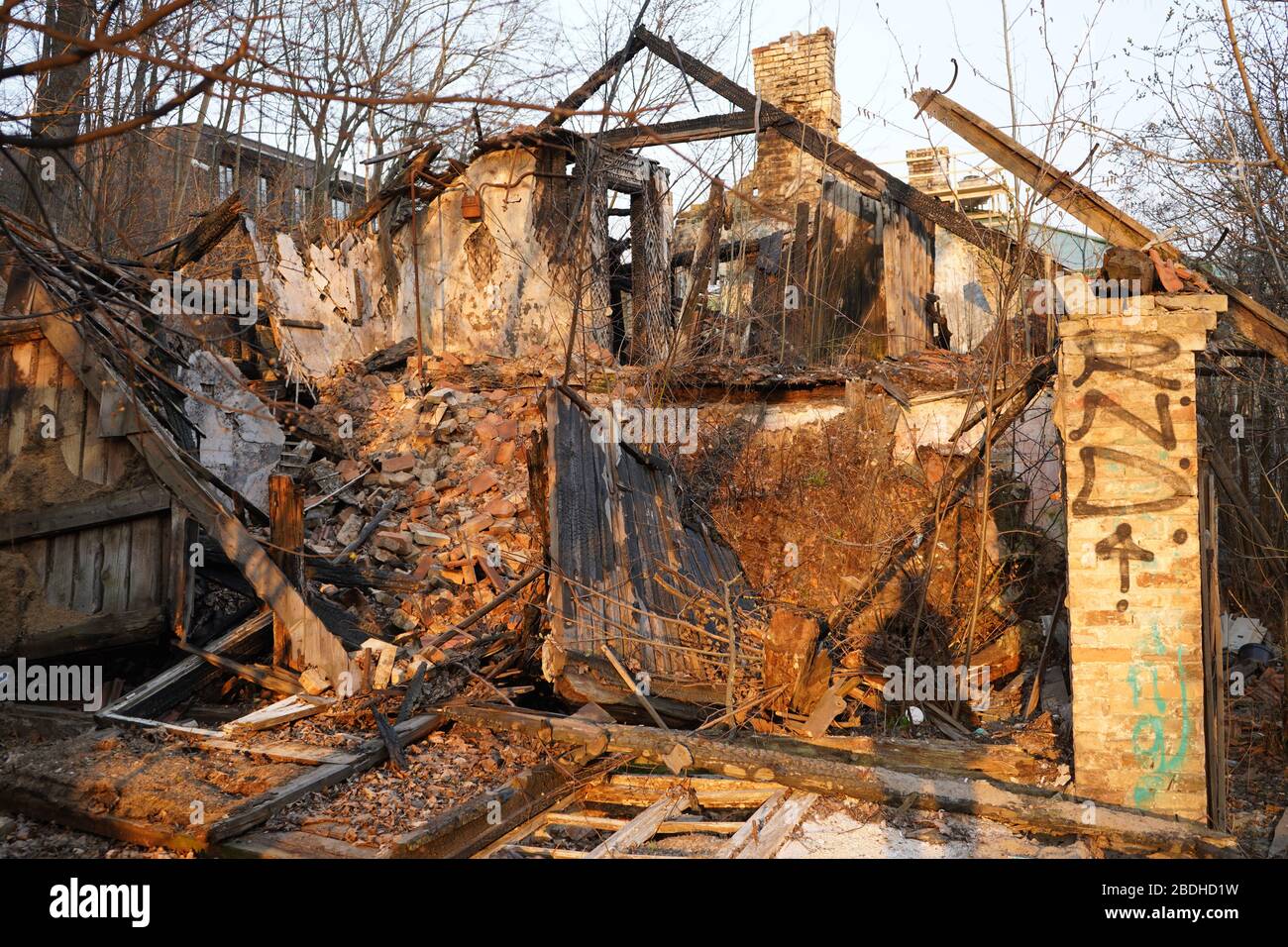 Verbrannte altes verlassene Haus während des Sonnenuntergangs Stockfoto