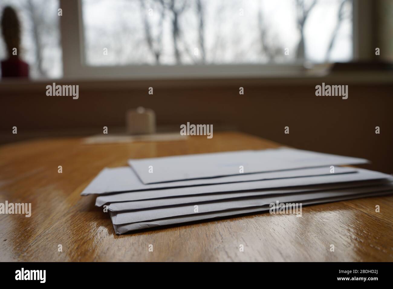 Stapel von Umschlägen auf dem Tisch Stockfoto