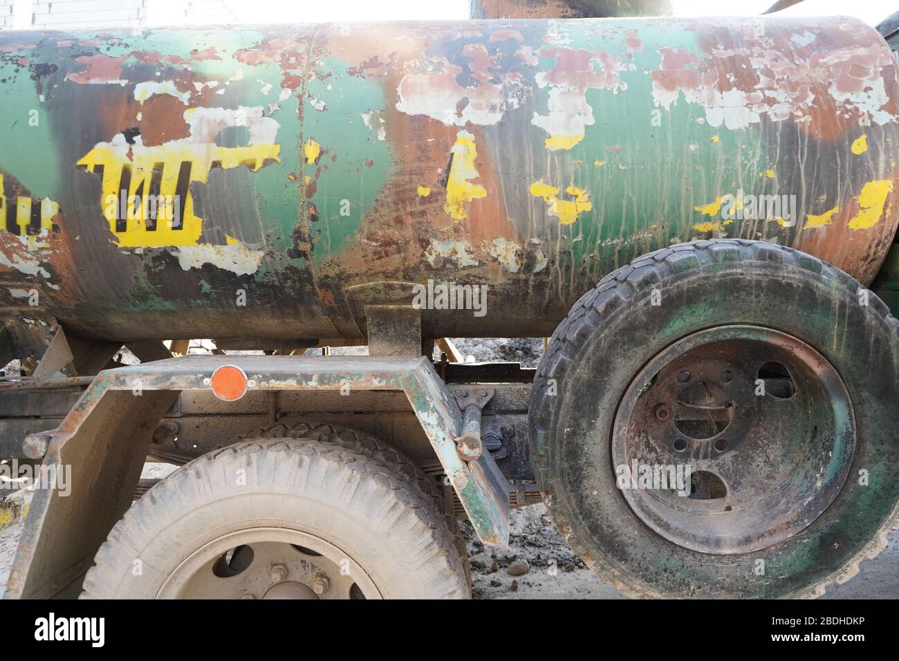 Alte und rostige Schwerlast-LKW mit Wassertank Stockfoto
