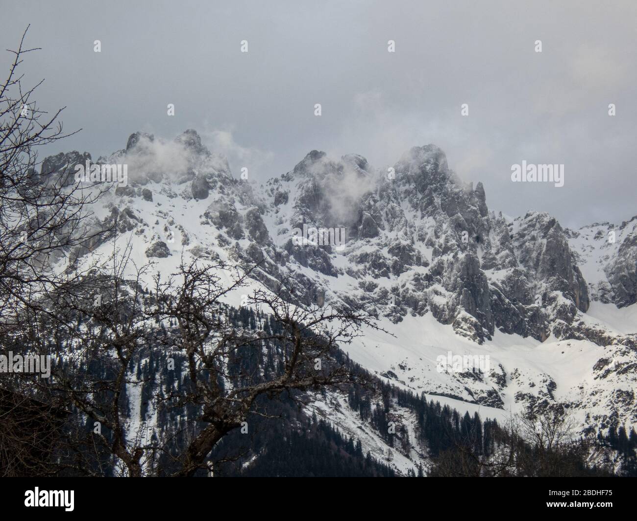 Berglandschaft in Kitzbühel, Österreich an einem bewölkten Tag Stockfoto