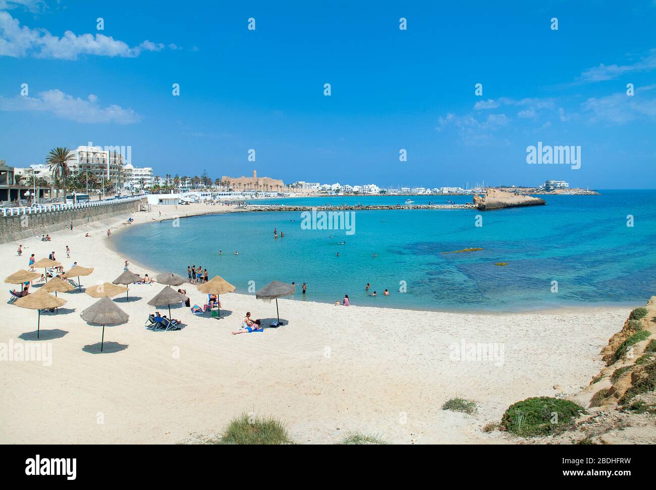 Strand von Monastir Town mit Ribat und Blick auf das Meer, Tunesien Stockfoto