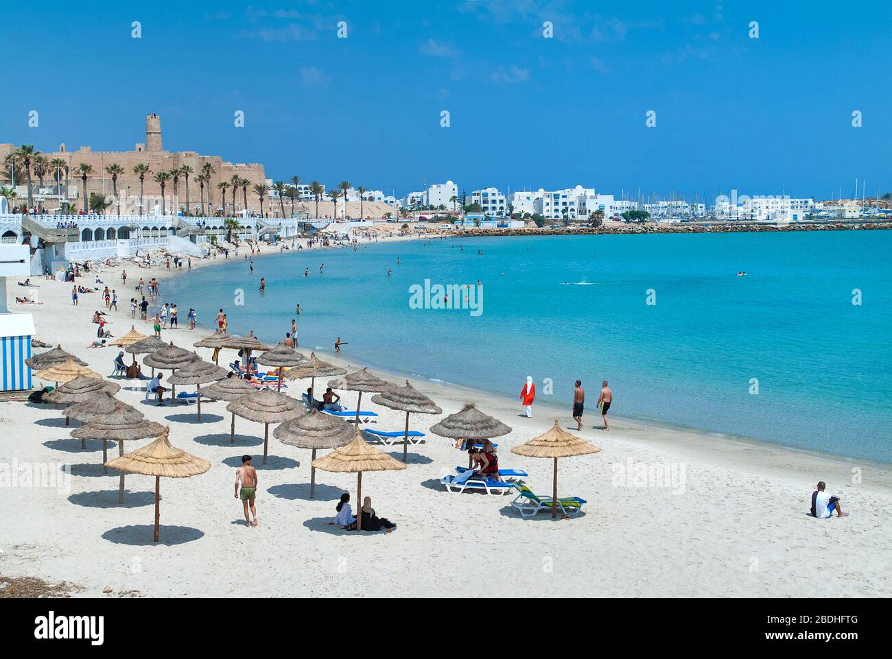 Strand von Monastir Town mit Ribat und Blick auf das Meer, Tunesien Stockfoto