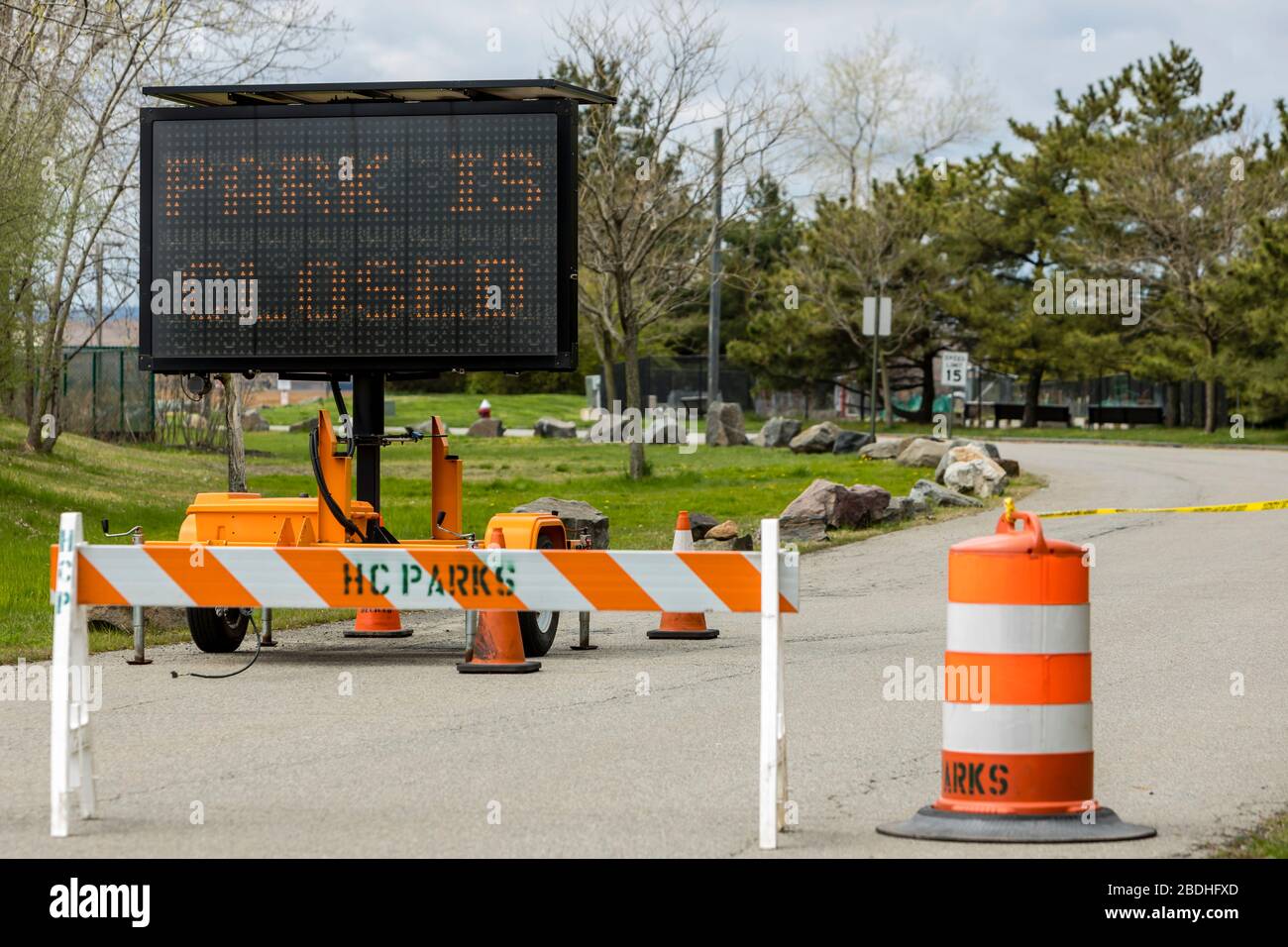 Verkehrszeichen und Barrikade am Eingang eines Hudson County Park in Secaucus, New Jersey. Der Gouverneur ordnete an, dass alle State Parks inmitten der Covid geschlossen wurden Stockfoto