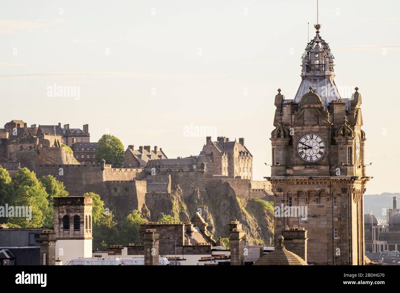 Sonnenuntergang über dem Stadtbild von Edinburgh, Schottland Stockfoto