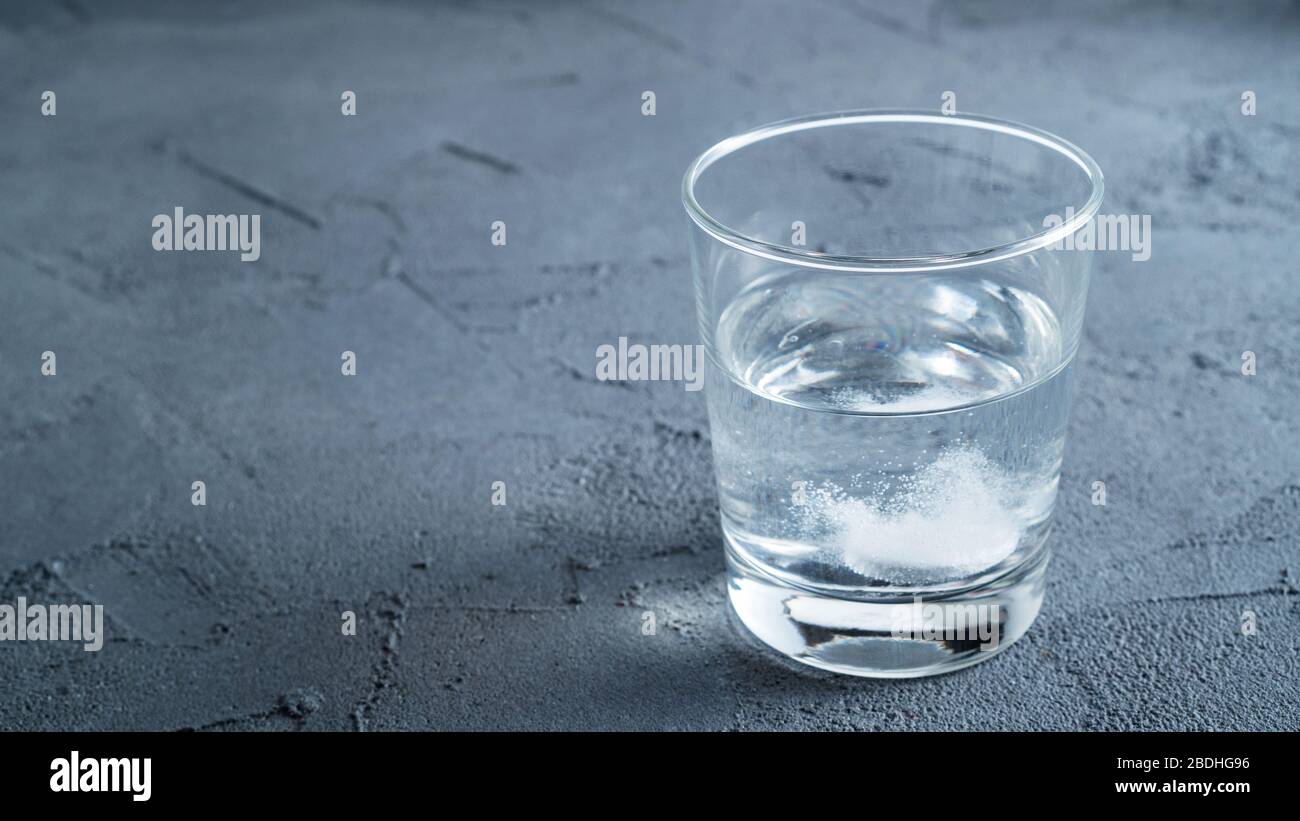 Ein Glas Wasser mit einer Pille. Von Kopfschmerzen erholen Stockfoto