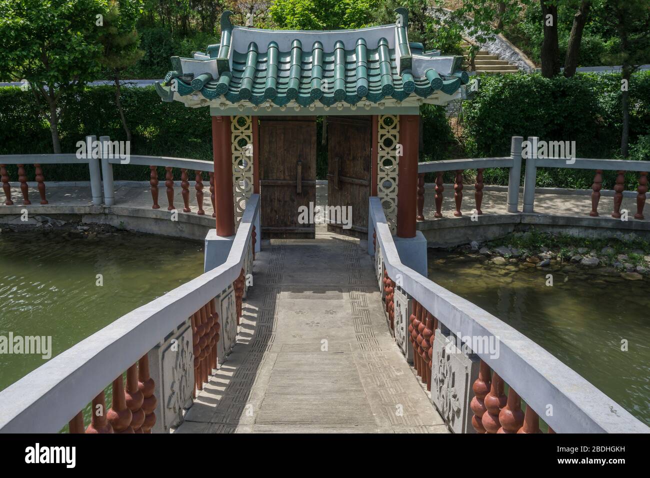 Geschwungene traditionelle Tempelbrücke, Nordkorea Stockfoto