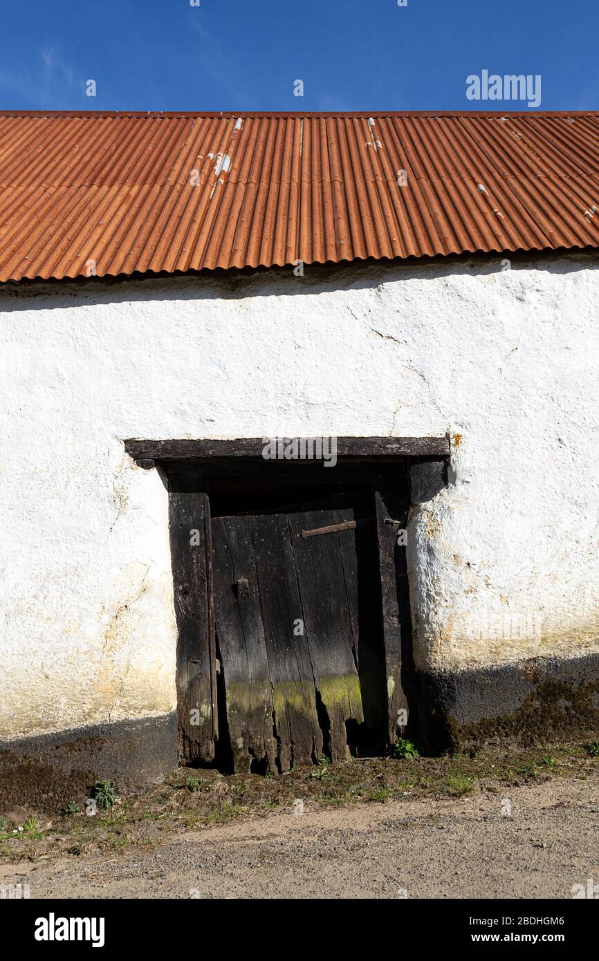 Projektion, Arbeit Helm, Dämmerung, Scheune, Building Conversion, UK, aufgegeben, Landwirtschaft, Architektur, Gebäude außerhalb, England, Europa, Bauernhaus, Hälfte Stockfoto