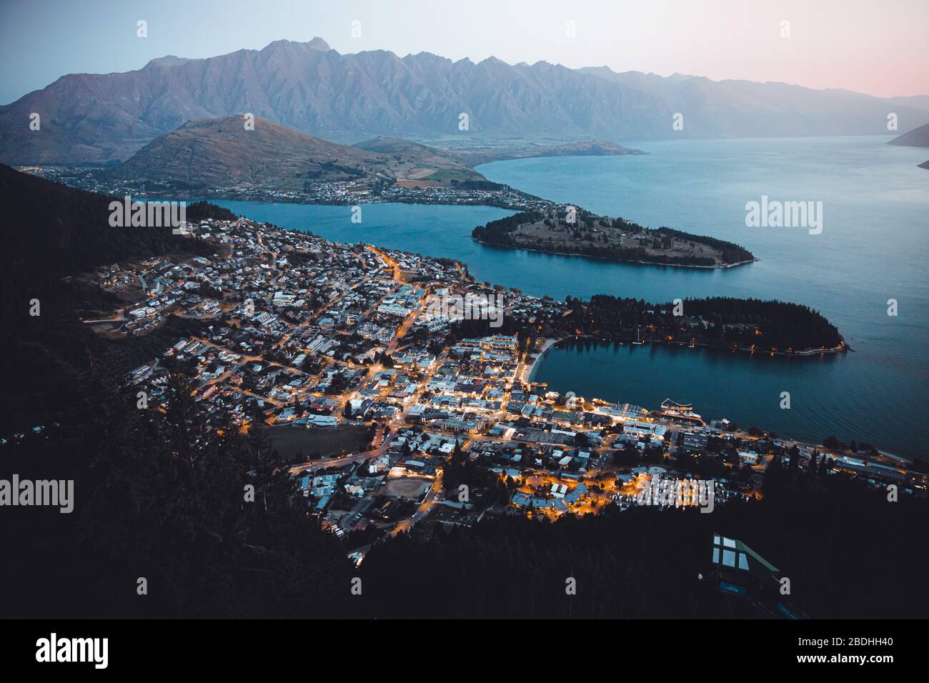 Queenstown Skyline Aussichtspunkt bei Sonnenuntergang Stockfoto