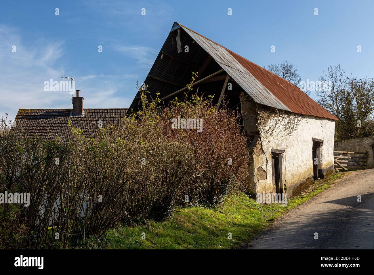 Projektion, Arbeit Helm, Dämmerung, Scheune, Building Conversion, UK, aufgegeben, Landwirtschaft, Architektur, Gebäude außerhalb, England, Europa, Bauernhaus, Hälfte Stockfoto