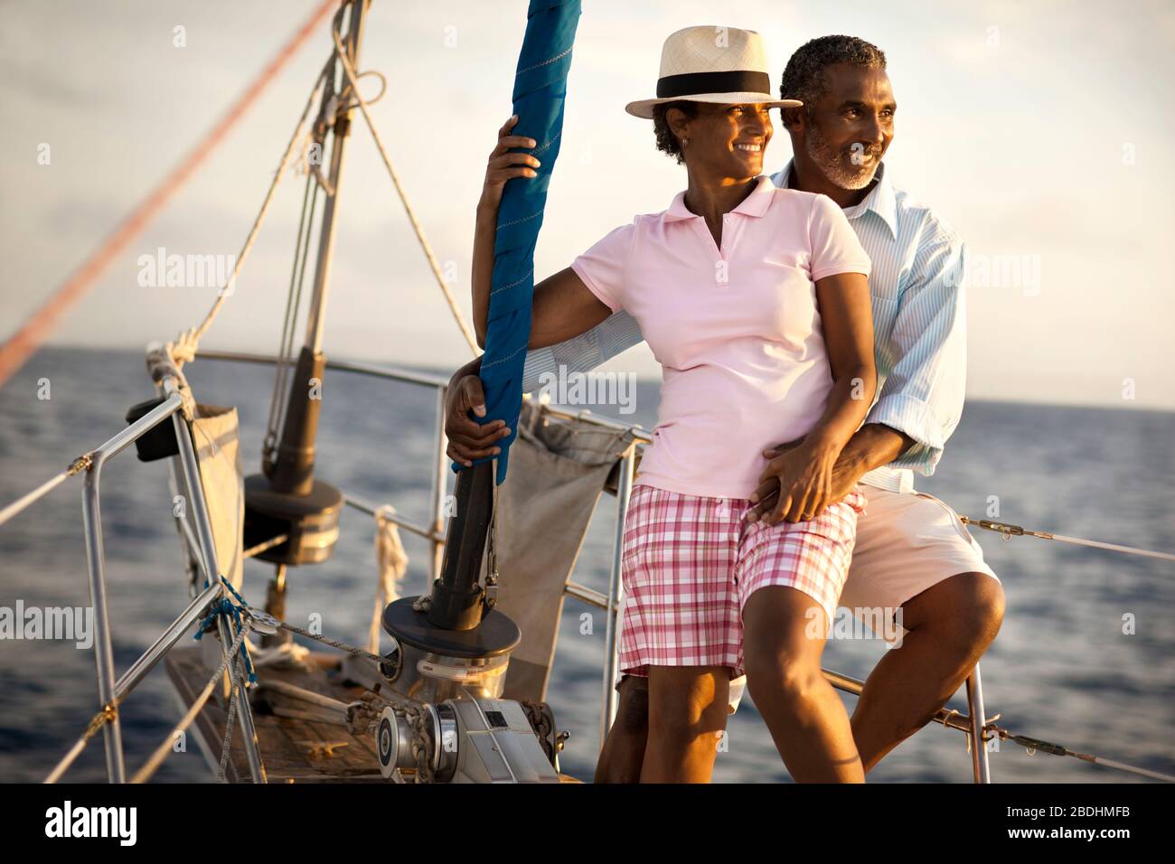 Liebevolles Paar, das auf einem Boot segelt. Stockfoto