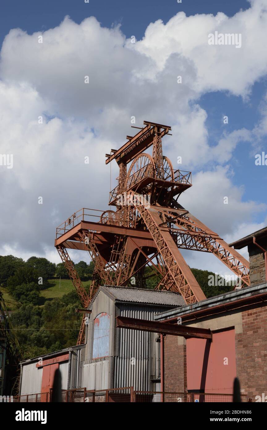 Rhondda Valley, Wales - August 2017: Ein Boxenkopf-Rad und ein Wickelgetriebe der alten Lewis Merthyr-Kolonie, die heute der Rhondda Heritage Park ist Stockfoto