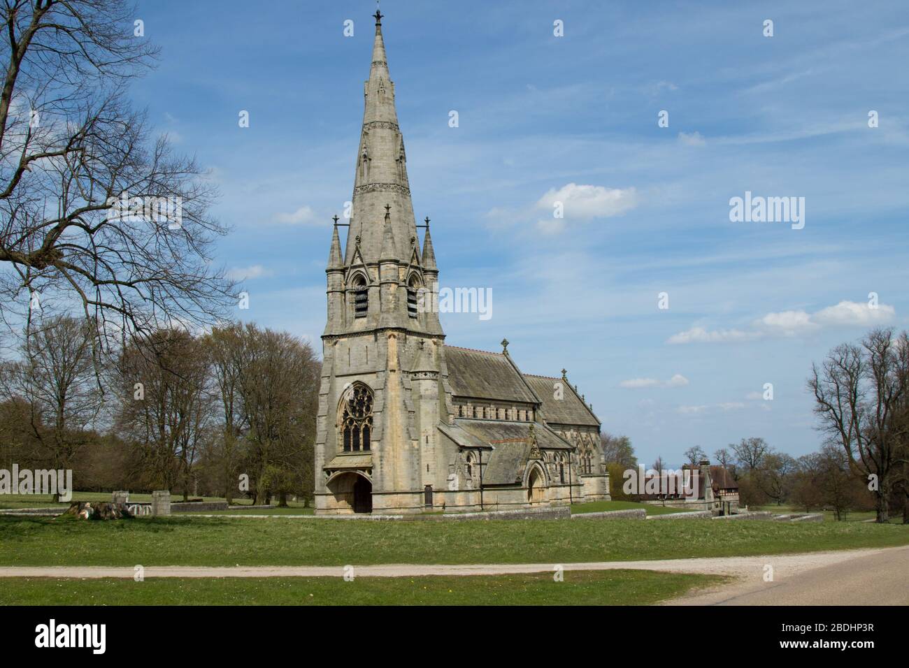 Südwestansicht der St. Mary's Church außen, Studley Royal, Ripon, North Yorkshire, England, VEREINIGTES KÖNIGREICH. Stockfoto