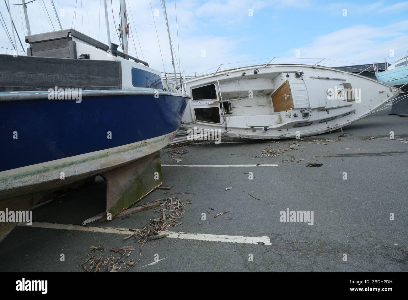 Aberaearon Harbour, Mid Wales, Sturmschaden. Boot im Trockendock von starken Winden überwehen Stockfoto