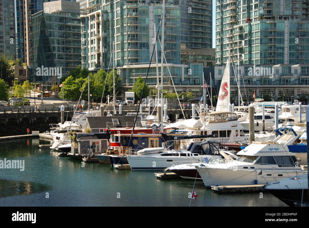 Vancouver, Kanada - September 2012: Boote im Hafen von Vancouver mit Wohnblöcken am Wasser im Hintergrund Stockfoto