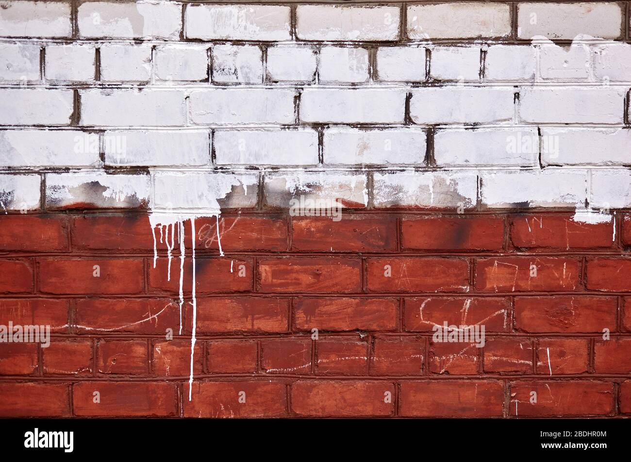 Alte abgenutzte rote weiße Ziegelwand. Backstein Textur mit Kratzern und Rissen.wunderschön gestaltete Textur Hintergrund Stockfoto