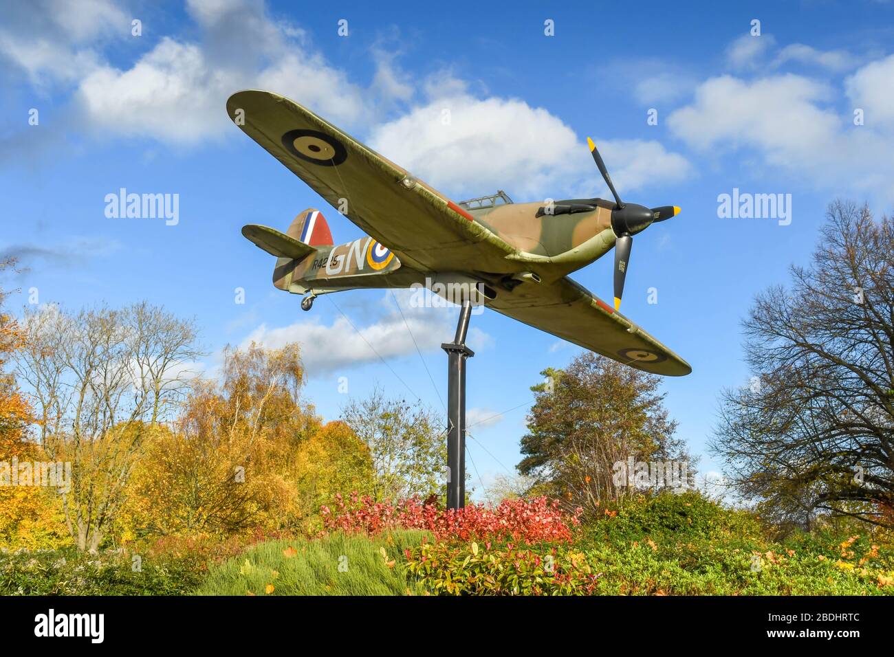 WINDSOR, ENGLAND - NOVEMBER 2018: Nachbildung eines Hawker Hurricane Weltkrieg II Jagdflugzeug in öffentlichen Gärten in der Nähe von Windsor Innenstadt. Stockfoto