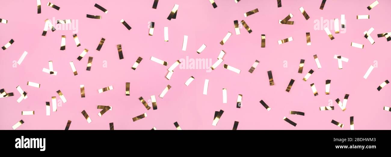 Gold Konfetti auf rosa Hintergrund. Stockfoto