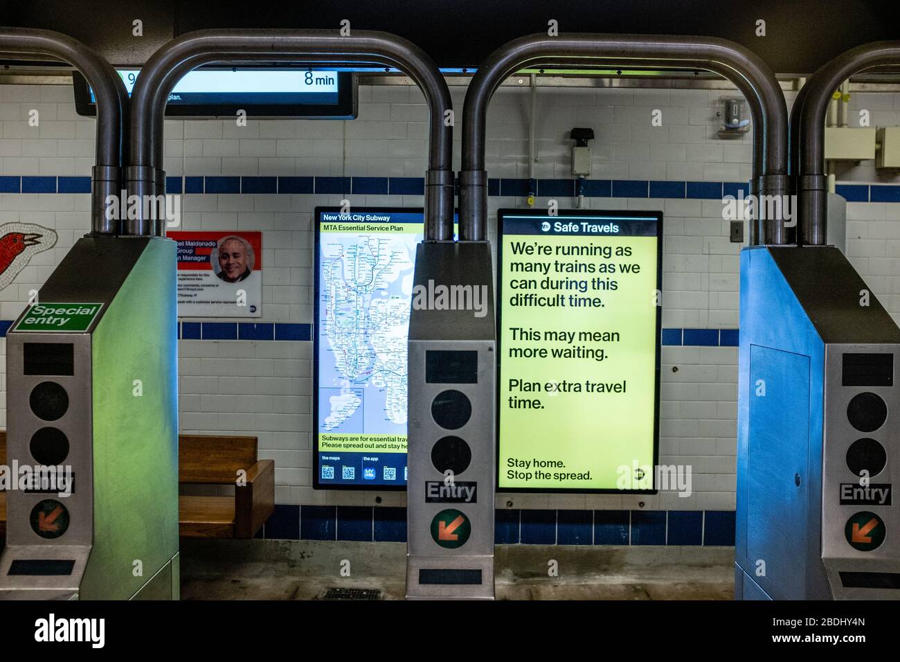 Brooklyn, NY, 5. April 2020. Schilder am Eingang zur Avenue J Station der Q-Linie der U-Bahn kündigen die Servicebeschränkungen an und bitten alle nicht-wichtigen Fahrer, zu Hause zu bleiben. Dieses Schild kündigt reduzierten Service und fordert Fahrer zusätzliche Reisezeit erwarten. Stockfoto