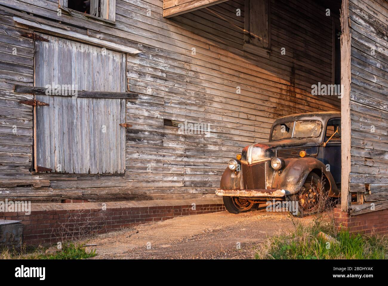 Ford Truck aus dem Jahr 1941 und verwitterte Scheune im Peach County, Georgia. (USA) Stockfoto