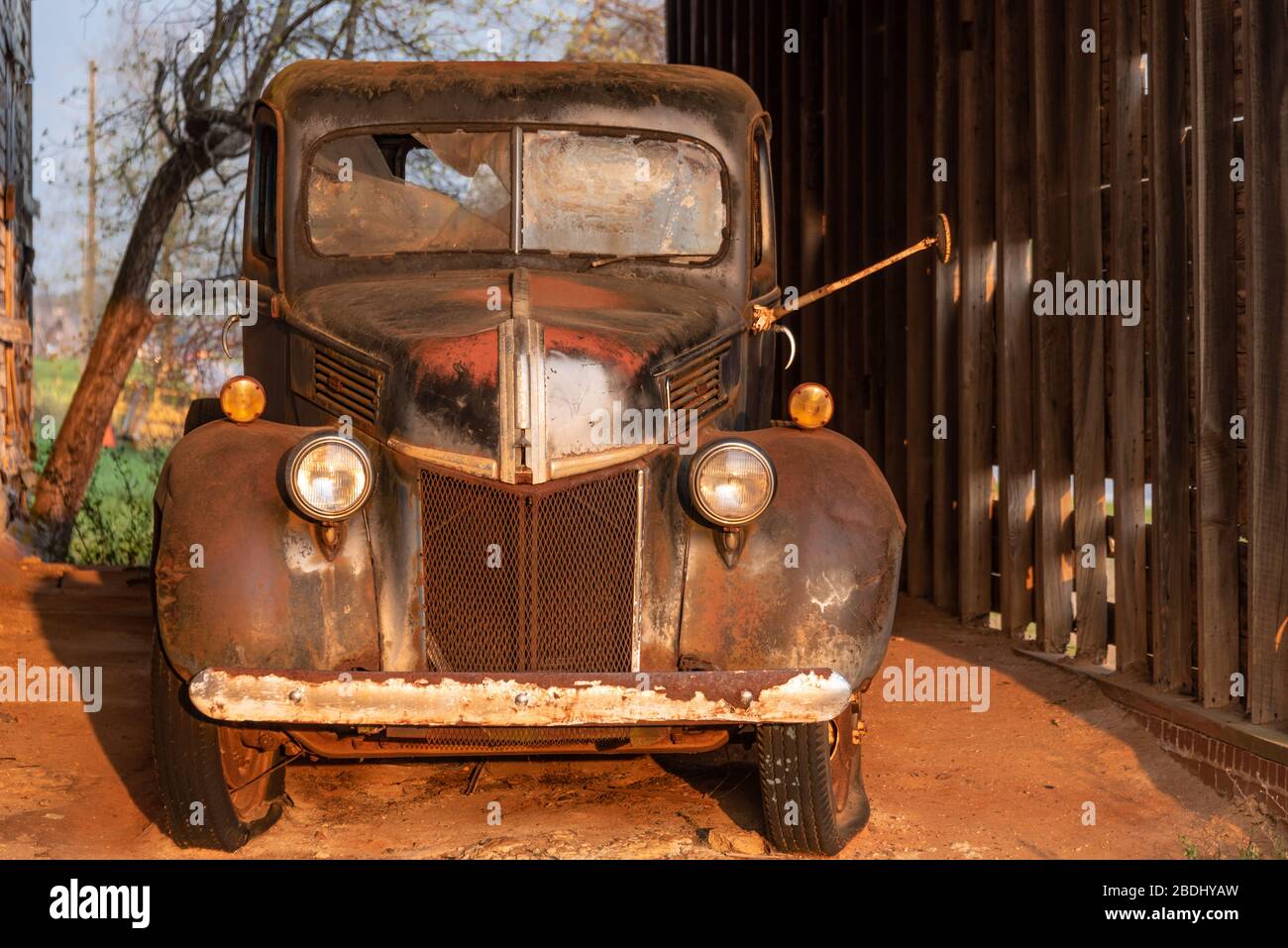 Ford Truck aus dem Jahr 1941 und verwitterte Scheune im Peach County, Georgia. (USA) Stockfoto