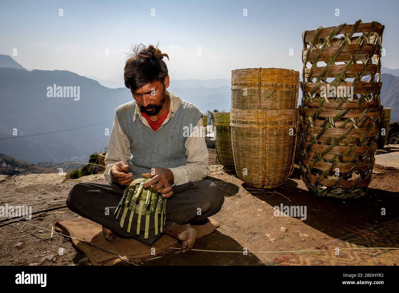 Mann, der im Himalaya Kunsthandwerk macht Stockfoto