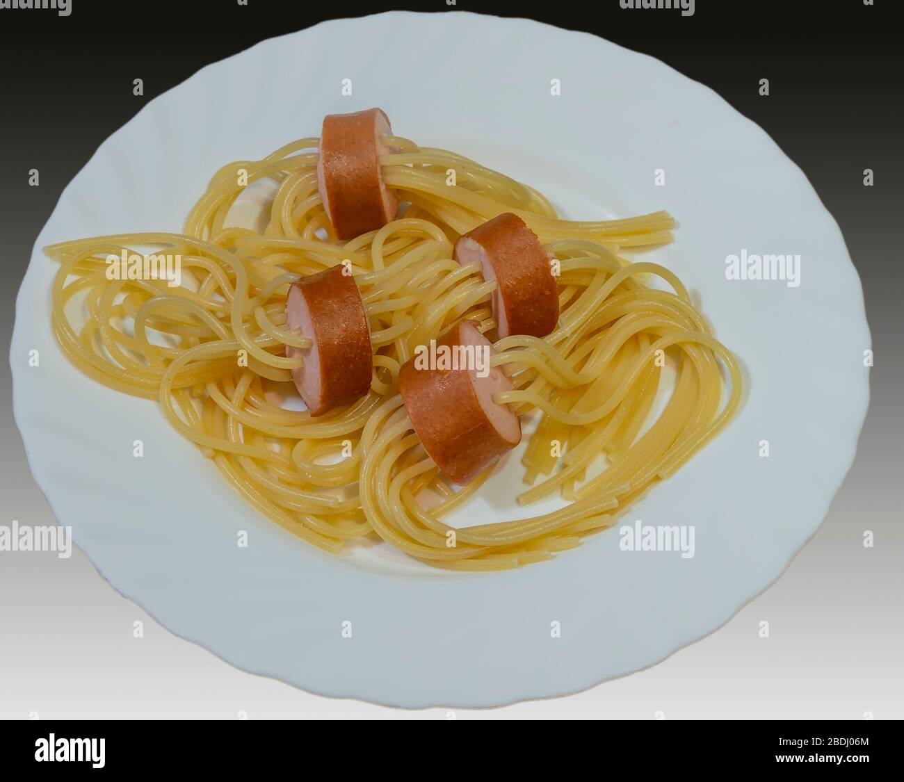 Ein Teller mit frankfurter Heißhund Spaghetti, mit Spaghetti in die frankfurter Würstchen geknöpft, heißem Hund, Stücke Stockfoto