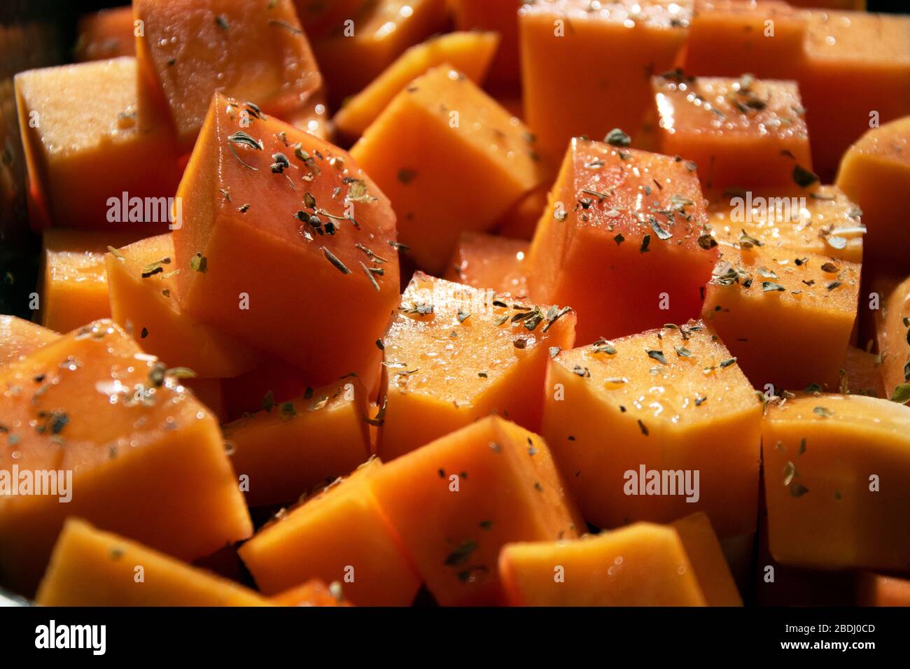 Nahaufnahme der in Würfel geschnittenem Butternut zum Braten Stockfoto