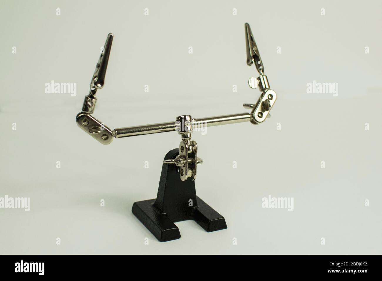 Helfing Hand Tool mit beiden Clips auf weißem Hintergrund Stockfoto