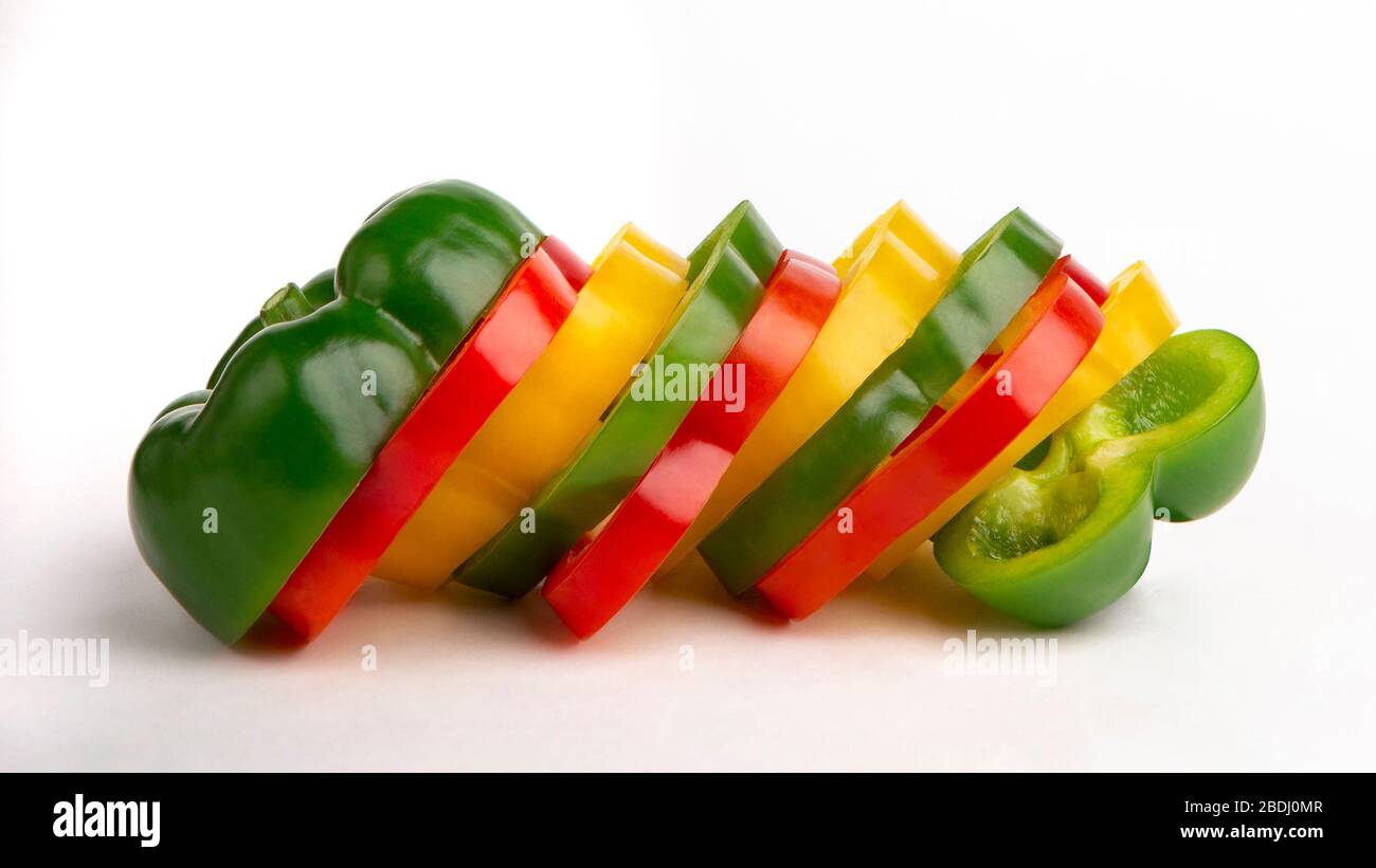 Ganze Paprika aus rotem, grünem, gelbem Paprika Stockfoto