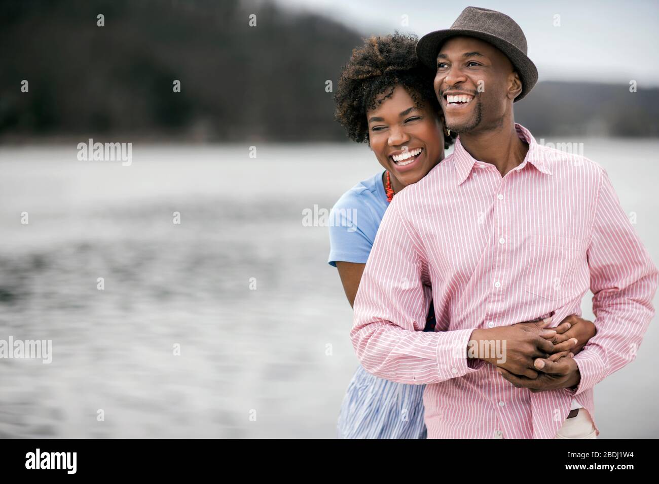 Paar genießt romantischen Tag am Meer. Stockfoto