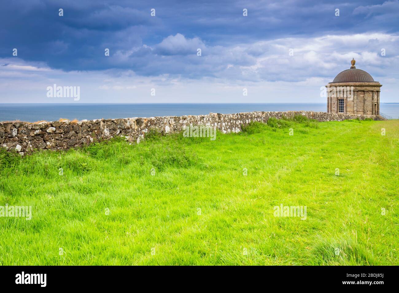 Blick auf den Mussenden Tempel. Castlerock, County Antrim, Ulster Region, Nordirland, Vereinigtes Königreich. Stockfoto