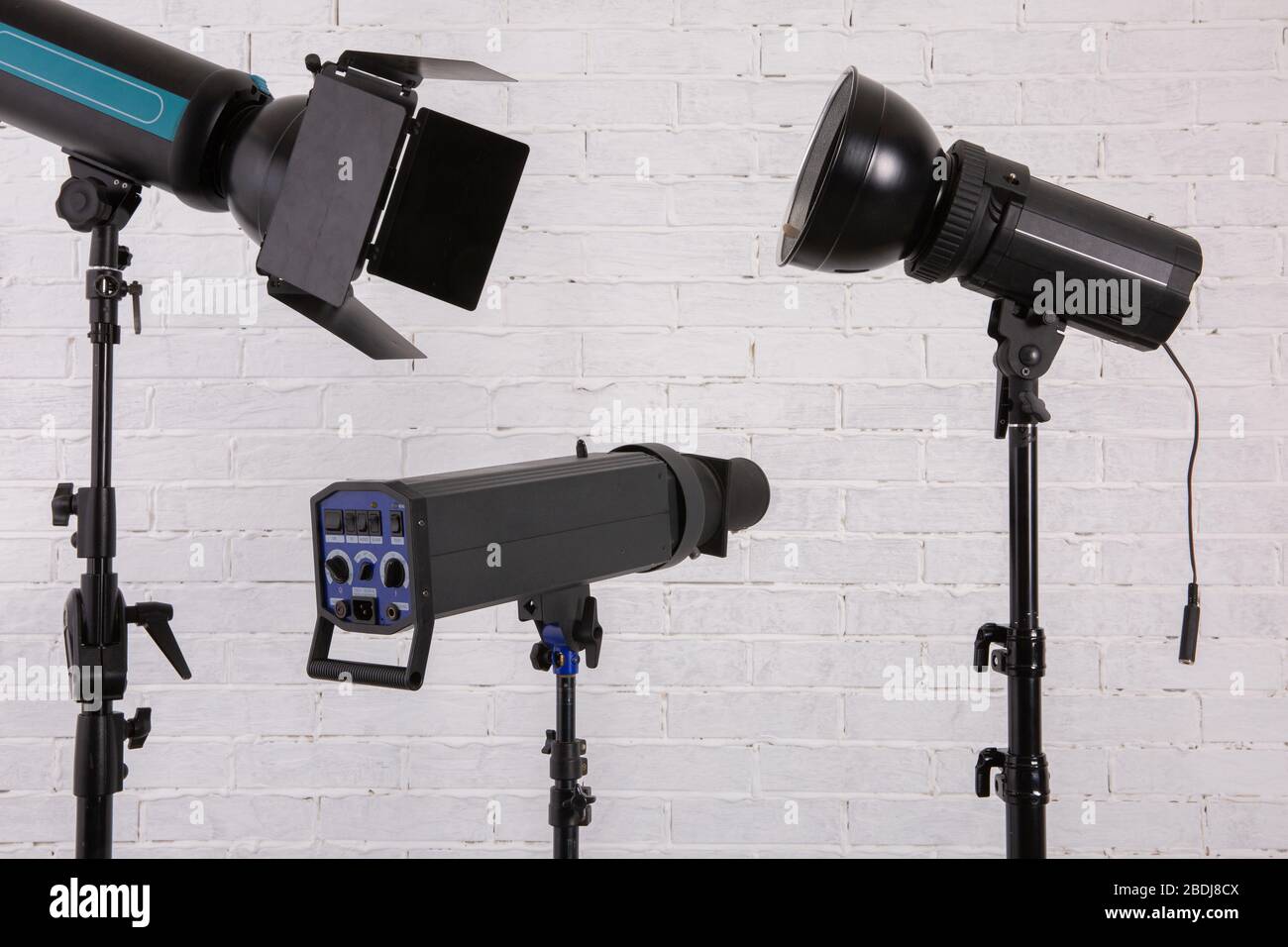 Ein Studio-Blitz feuert viel Licht in einer Zeit, in der er gedreht wird. Stockfoto