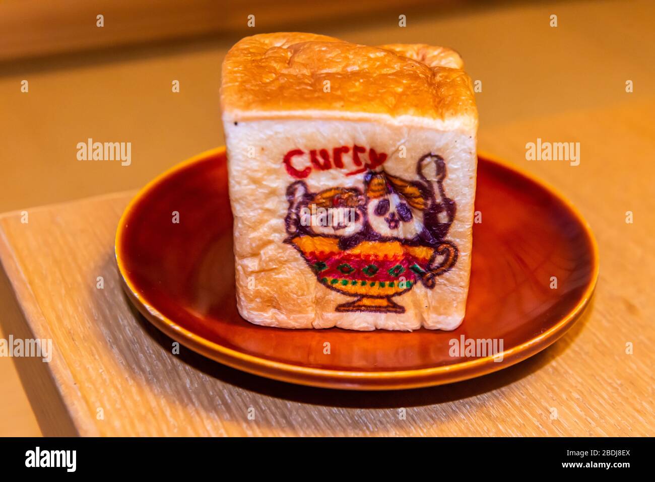 Tokio, Japan: 25. Oktober 2019: Herzhaftes quadratisches Currybrot mit Currysoße und Panda-Prints von Ueno Stockfoto