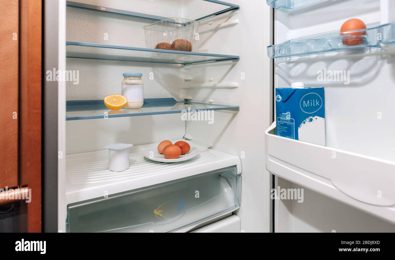 Kühlschrank fast leer, wegen einer Krise Stockfoto