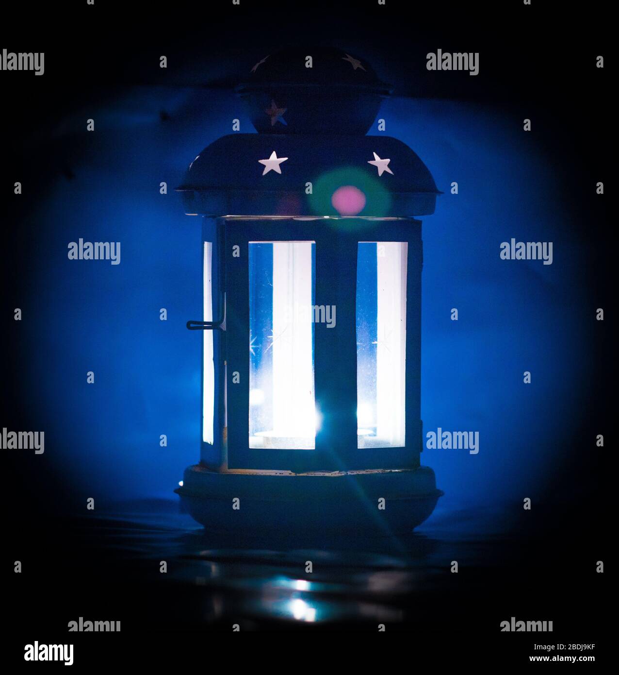 Hommage an den NHS, Notdienste & Schlüssel & wichtige Arbeitnehmer. Die Lampe stellt Florence Nightingale & das Blau für die NHS & Rettungsdienste dar Stockfoto