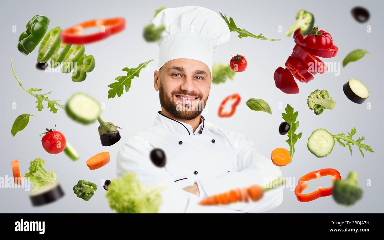 Gesunder Speiseplan. Chefkoch und schwimmendes Gemüse auf grauem Hintergrund, kreative Collage Stockfoto