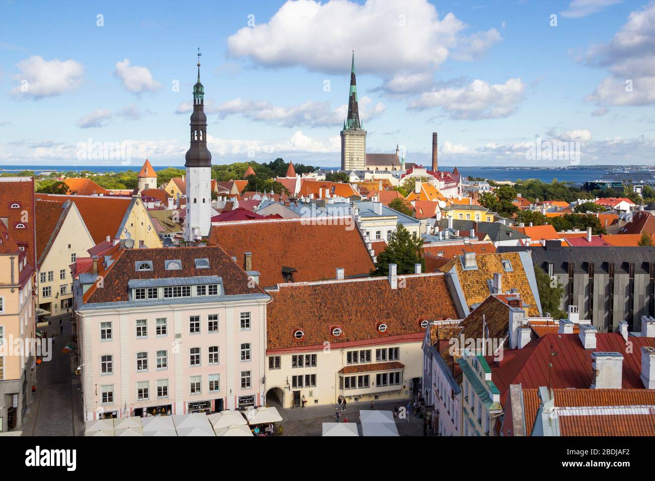 Blick auf die Altstadt von Tallinn vom Rathausturm, mit dem Platz Raekoja, der Lutherkirche Heiliger Geist, der Kirche St. Olafs, dem Hafen und der Ostsee Stockfoto