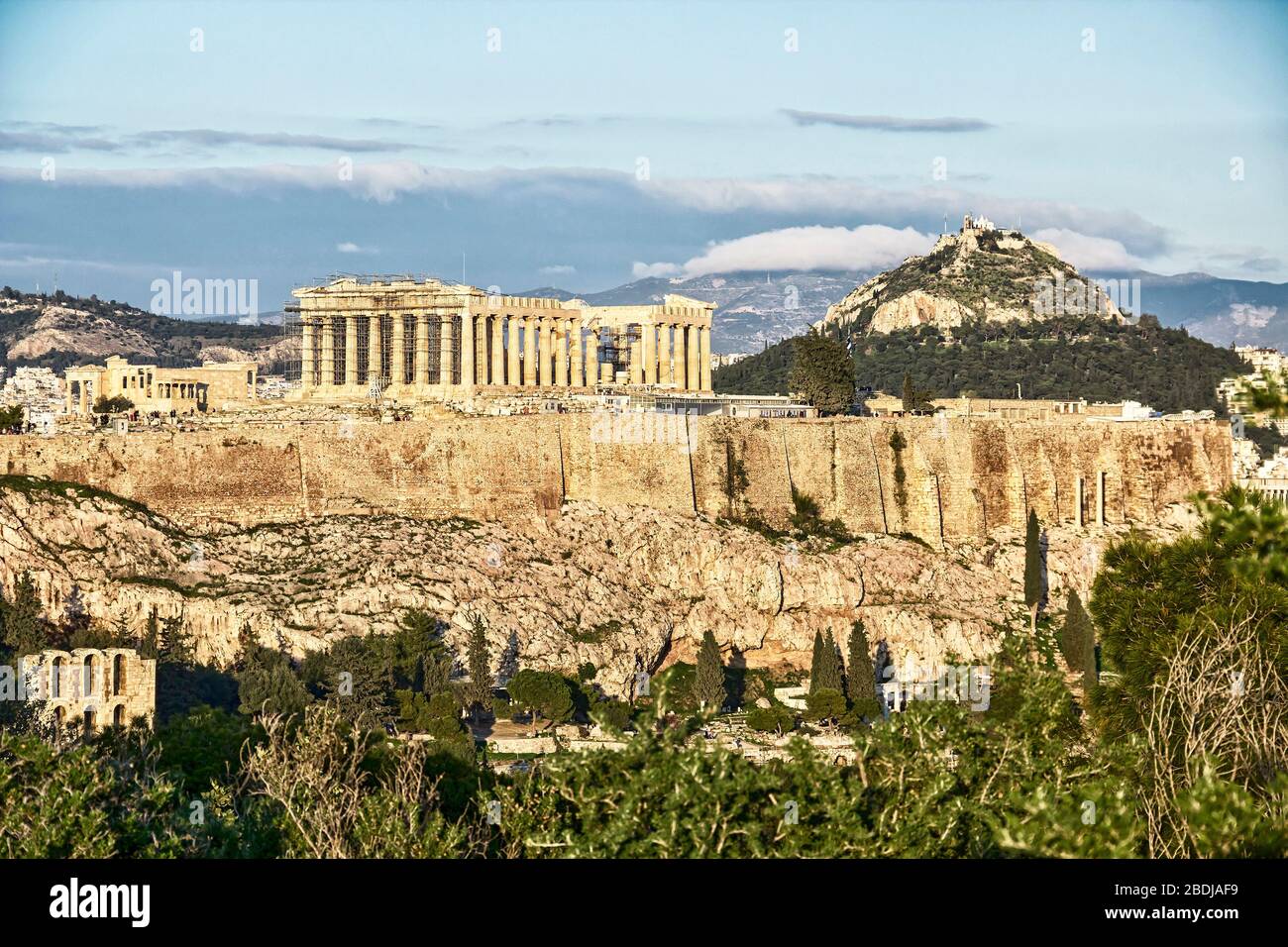 Panoramablick auf den Akropolis-Hügel, gekrönt von Parthenon in Athen, Griechenland. Lycabettus auf dem Hintergrund montieren. Luftbild vom Filopappou-Hügel Stockfoto